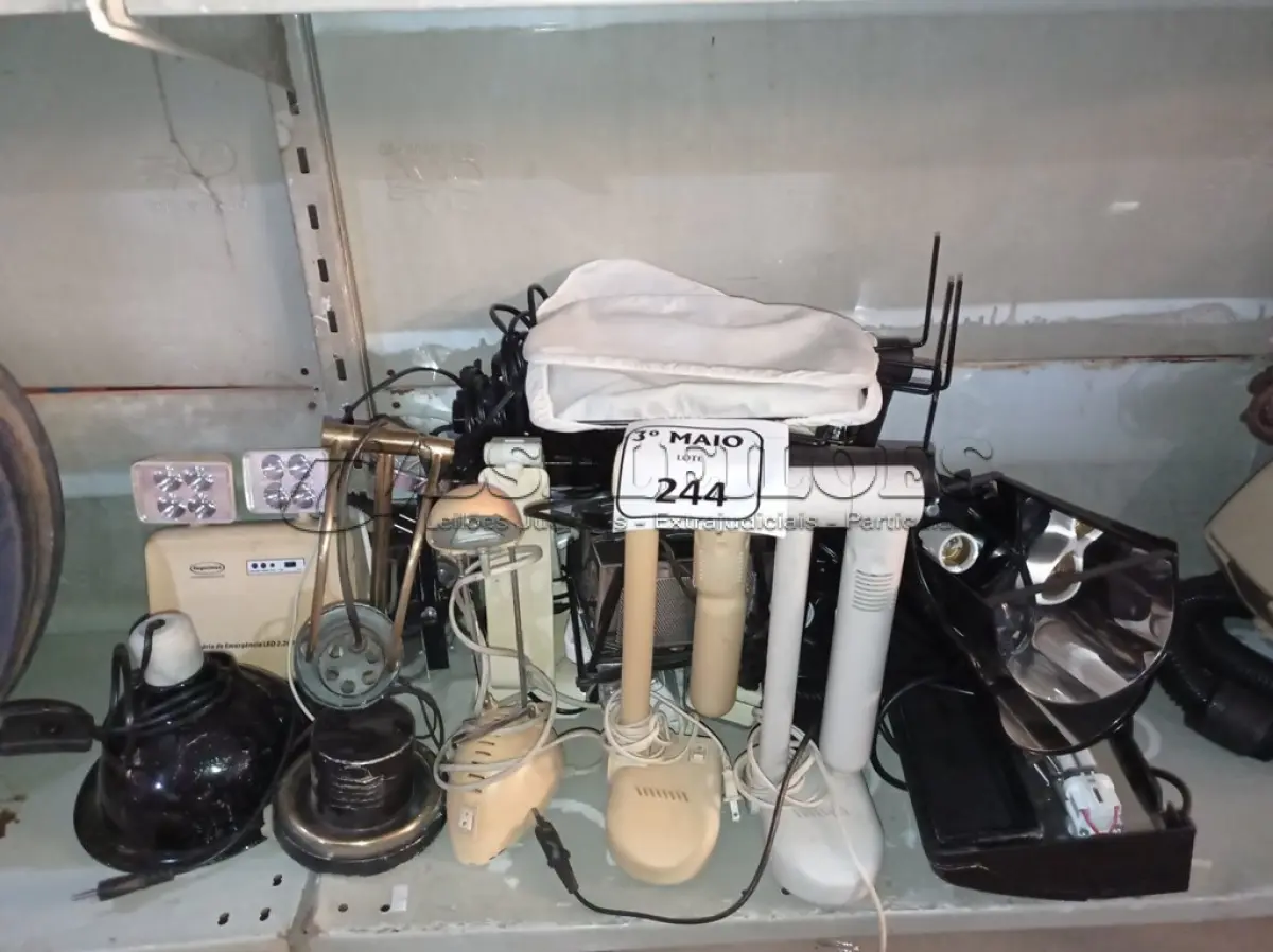 LOTE 244 - 01 LOTE COM DIVERSAS LUMINÁRIAS. (NO ESTADO) ATENÇÃO! FAZER A VISITAÇÃO ANTES DE ARREMATAR, NÃO SABEMOS SE FUNCIONA. LEILÃO NÃO TEM GARANTIA E NEM DEVOLUÇÃO, SUJEITO A POSSÍVEIS AVARIAS VISÍVEIS/OCULTAS E/OU AUSÊNCIA DE COMPONENTES.