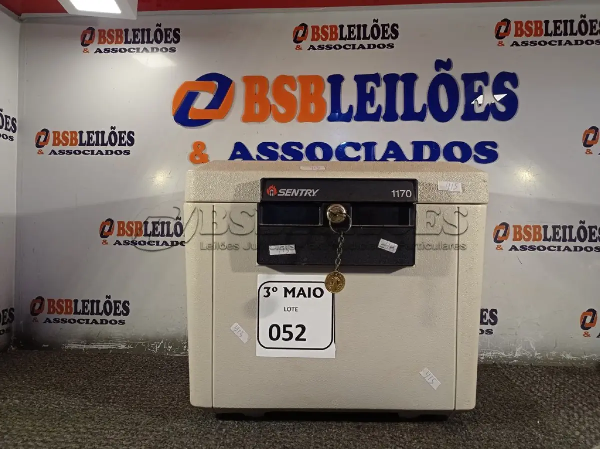 LOTE 052 - 01 COFRE A PROVA DE FOGO MODELO 1170 MARCA SENTRY. (NO ESTADO) ATENÇÃO! FAZER A VISITAÇÃO ANTES DE ARREMATAR, NÃO SABEMOS SE FUNCIONA. LEILÃO NÃO TEM GARANTIA E NEM DEVOLUÇÃO, SUJEITO A POSSÍVEIS AVARIAS VISÍVEIS/OCULTAS E/OU AUSÊNCIA DE COMPONENTES.