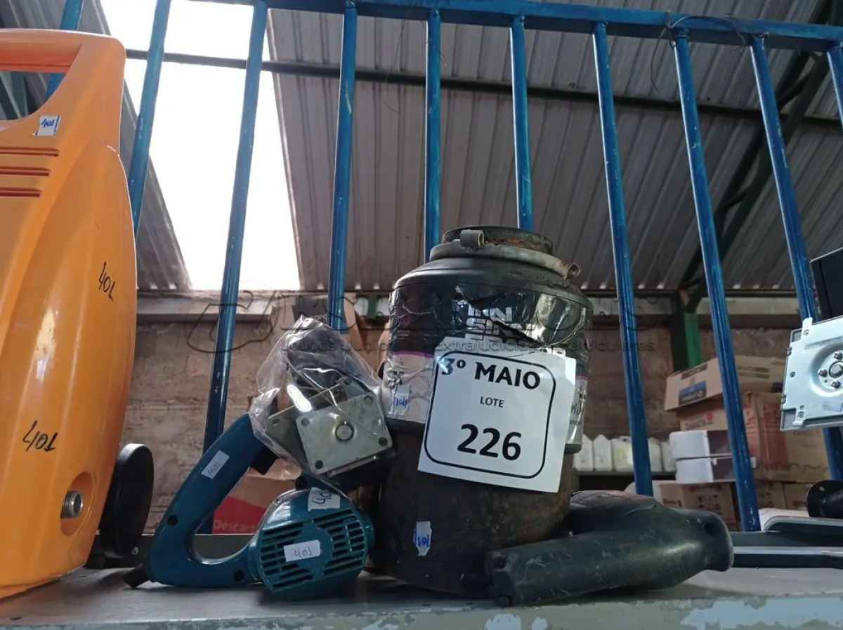 LOTE 226 - 01 MAKITA, 01 FURADEIRA, 01 PACOTE COM RODINHAS E 01 TRITURADOR DE LEGUMES. (NO ESTADO) ATENÇÃO! FAZER A VISITAÇÃO ANTES DE ARREMATAR, NÃO SABEMOS SE FUNCIONA. LEILÃO NÃO TEM GARANTIA E NEM DEVOLUÇÃO, SUJEITO A POSSÍVEIS AVARIAS VISÍVEIS/OCULTAS E/OU AUSÊNCIA DE COMPONENTES.