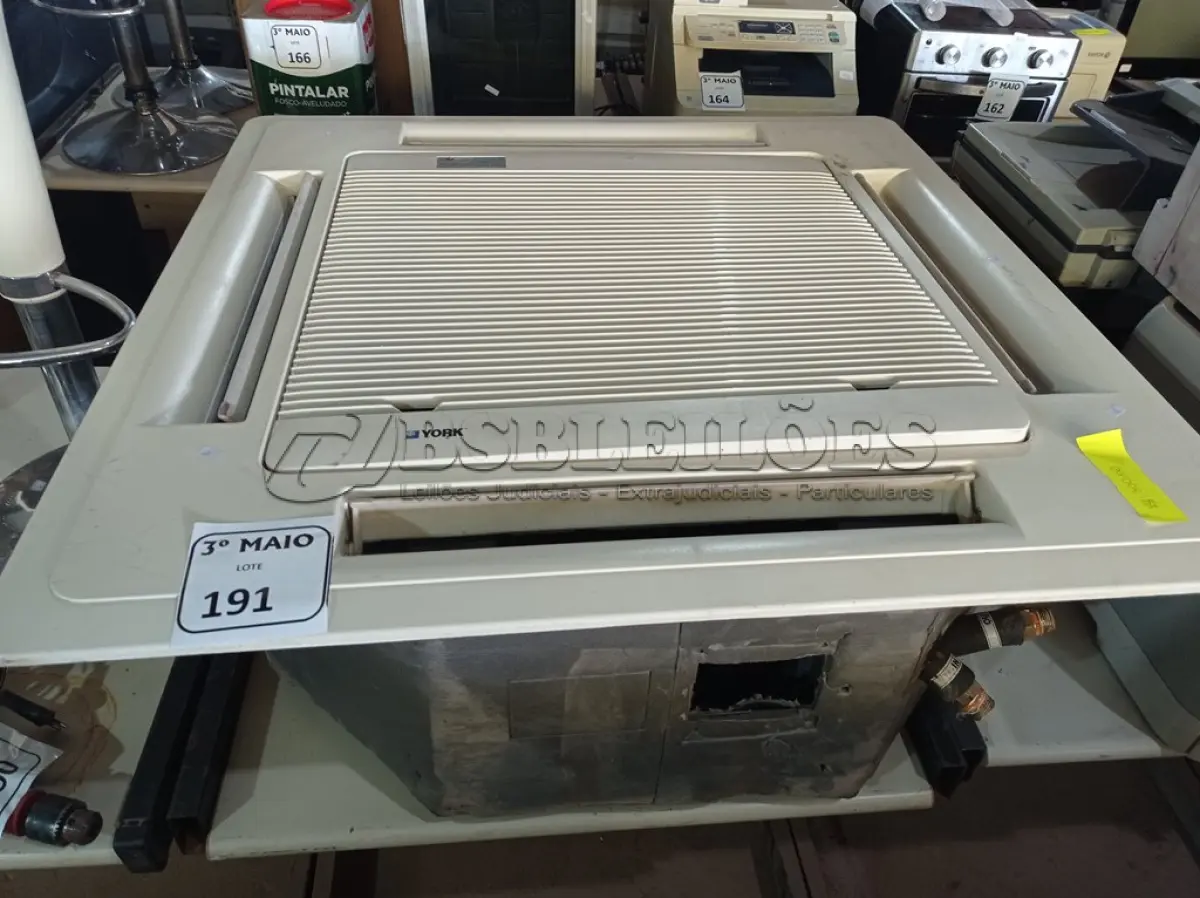LOTE 191 - 01 EVAPORADORA DE TETO CASSETE MARCA YORK. (NO ESTADO) ATENÇÃO! FAZER A VISITAÇÃO ANTES DE ARREMATAR, NÃO SABEMOS SE FUNCIONA. LEILÃO NÃO TEM GARANTIA E NEM DEVOLUÇÃO, SUJEITO A POSSÍVEIS AVARIAS VISÍVEIS/OCULTAS E/OU AUSÊNCIA DE COMPONENTES.