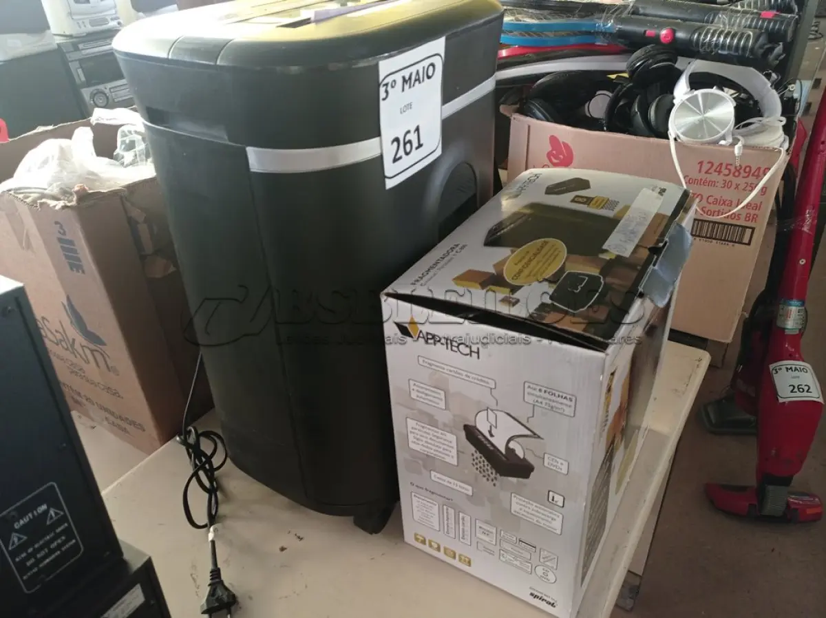 LOTE 261 - 02 FRAGMENTADORAS DE PAPEL. (NO ESTADO) ATENÇÃO! FAZER A VISITAÇÃO ANTES DE ARREMATAR, NÃO SABEMOS SE FUNCIONA. LEILÃO NÃO TEM GARANTIA E NEM DEVOLUÇÃO, SUJEITO A POSSÍVEIS AVARIAS VISÍVEIS/OCULTAS E/OU AUSÊNCIA DE COMPONENTES.