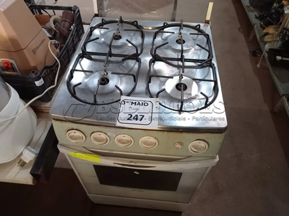 LOTE 247 - 01 FOGÃO 04 BOCAS MARCA DE VILLE. (NO ESTADO) ATENÇÃO! FAZER A VISITAÇÃO ANTES DE ARREMATAR, NÃO SABEMOS SE FUNCIONA. LEILÃO NÃO TEM GARANTIA E NEM DEVOLUÇÃO, SUJEITO A POSSÍVEIS AVARIAS VISÍVEIS/OCULTAS E/OU AUSÊNCIA DE COMPONENTES.