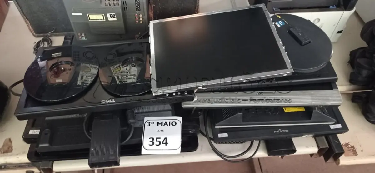 LOTE 354 - 09 MONITORES LCD MARCAS E MODELOS DIVERSOS. (NO ESTADO) ATENÇÃO! FAZER A VISITAÇÃO ANTES DE ARREMATAR, NÃO SABEMOS SE FUNCIONA. LEILÃO NÃO TEM GARANTIA E NEM DEVOLUÇÃO, SUJEITO A POSSÍVEIS AVARIAS VISÍVEIS/OCULTAS E/OU AUSÊNCIA DE COMPONENTES.
