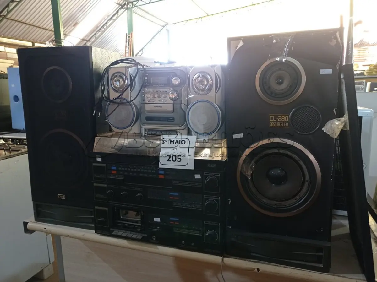 LOTE 205 - 02 APARELHOS DE SOM, SENDO 01 3X1 COM 02 CAIXAS DE SOM. (NO ESTADO) ATENÇÃO! FAZER A VISITAÇÃO ANTES DE ARREMATAR, NÃO SABEMOS SE FUNCIONA. LEILÃO NÃO TEM GARANTIA E NEM DEVOLUÇÃO, SUJEITO A POSSÍVEIS AVARIAS VISÍVEIS/OCULTAS E/OU AUSÊNCIA DE COMPONENTES.
