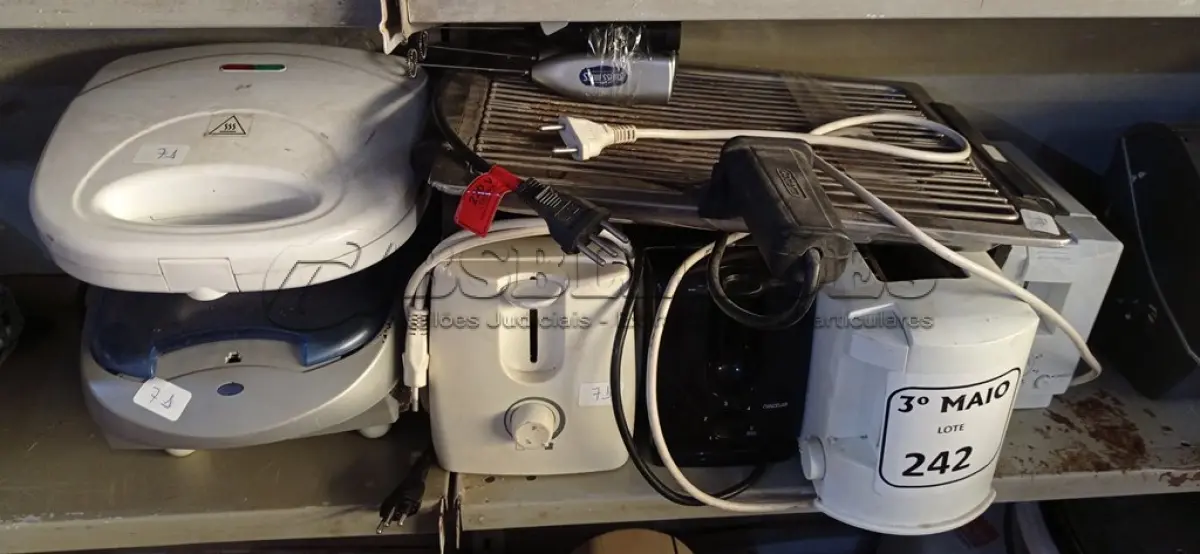 LOTE 242 - 04 TORRADEIRAS ELÉTRICAS, 01 CHURRASQUEIRA E 02 SANDUICHEIRAS COM AVARIAS. (NO ESTADO) ATENÇÃO! FAZER A VISITAÇÃO ANTES DE ARREMATAR, NÃO SABEMOS SE FUNCIONA. LEILÃO NÃO TEM GARANTIA E NEM DEVOLUÇÃO, SUJEITO A POSSÍVEIS AVARIAS VISÍVEIS/OCULTAS E/OU AUSÊNCIA DE COMPONENTES.