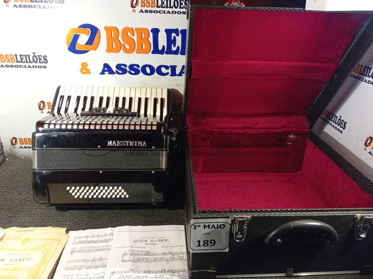 LOTE 189 - 01 SANFONA ACORDEON MAESTRINA (SEMI-NOVA). (NO ESTADO) ATENÇÃO! FAZER A VISITAÇÃO ANTES DE ARREMATAR, NÃO SABEMOS SE FUNCIONA. LEILÃO NÃO TEM GARANTIA E NEM DEVOLUÇÃO, SUJEITO A POSSÍVEIS AVARIAS VISÍVEIS/OCULTAS E/OU AUSÊNCIA DE COMPONENTES.