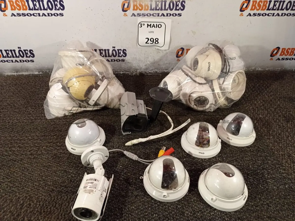 LOTE 298 - 01 LOTE COM VÁRIAS CÂMERAS DE SEGURANÇA. (NO ESTADO) ATENÇÃO! FAZER A VISITAÇÃO ANTES DE ARREMATAR, NÃO SABEMOS SE FUNCIONA. LEILÃO NÃO TEM GARANTIA E NEM DEVOLUÇÃO, SUJEITO A POSSÍVEIS AVARIAS VISÍVEIS/OCULTAS E/OU AUSÊNCIA DE COMPONENTES.