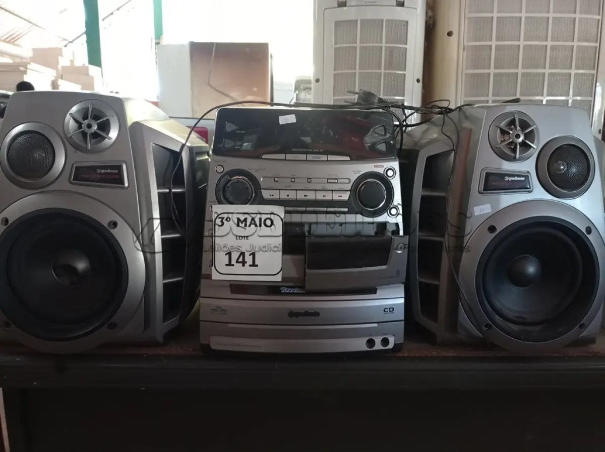 LOTE 141 - 01 A APARELHO DE SOM 3X1 MARCA GRADIENTE. (NO ESTADO) ATENÇÃO! FAZER A VISITAÇÃO ANTES DE ARREMATAR, NÃO SABEMOS SE FUNCIONA. LEILÃO NÃO TEM GARANTIA E NEM DEVOLUÇÃO, SUJEITO A POSSÍVEIS AVARIAS VISÍVEIS/OCULTAS E/OU AUSÊNCIA DE COMPONENTES.