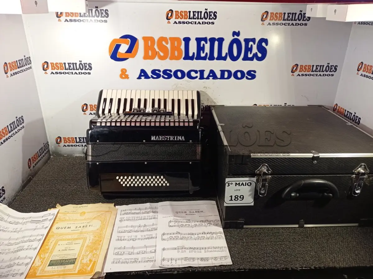 LOTE 189 - 01 SANFONA ACORDEON MAESTRINA (SEMI-NOVA). (NO ESTADO) ATENÇÃO! FAZER A VISITAÇÃO ANTES DE ARREMATAR, NÃO SABEMOS SE FUNCIONA. LEILÃO NÃO TEM GARANTIA E NEM DEVOLUÇÃO, SUJEITO A POSSÍVEIS AVARIAS VISÍVEIS/OCULTAS E/OU AUSÊNCIA DE COMPONENTES.
