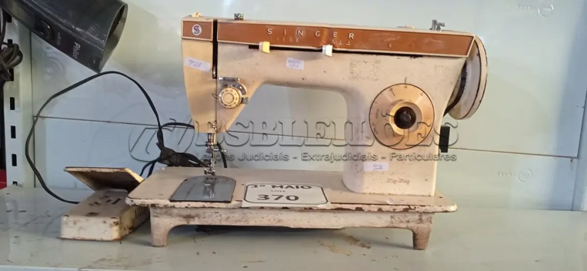 LOTE 370 - 01 MÁQUINA DE COSTURA SINGER. (NO ESTADO) ATENÇÃO! FAZER A VISITAÇÃO ANTES DE ARREMATAR, NÃO SABEMOS SE FUNCIONA. LEILÃO NÃO TEM GARANTIA E NEM DEVOLUÇÃO, SUJEITO A POSSÍVEIS AVARIAS VISÍVEIS/OCULTAS E/OU AUSÊNCIA DE COMPONENTES.