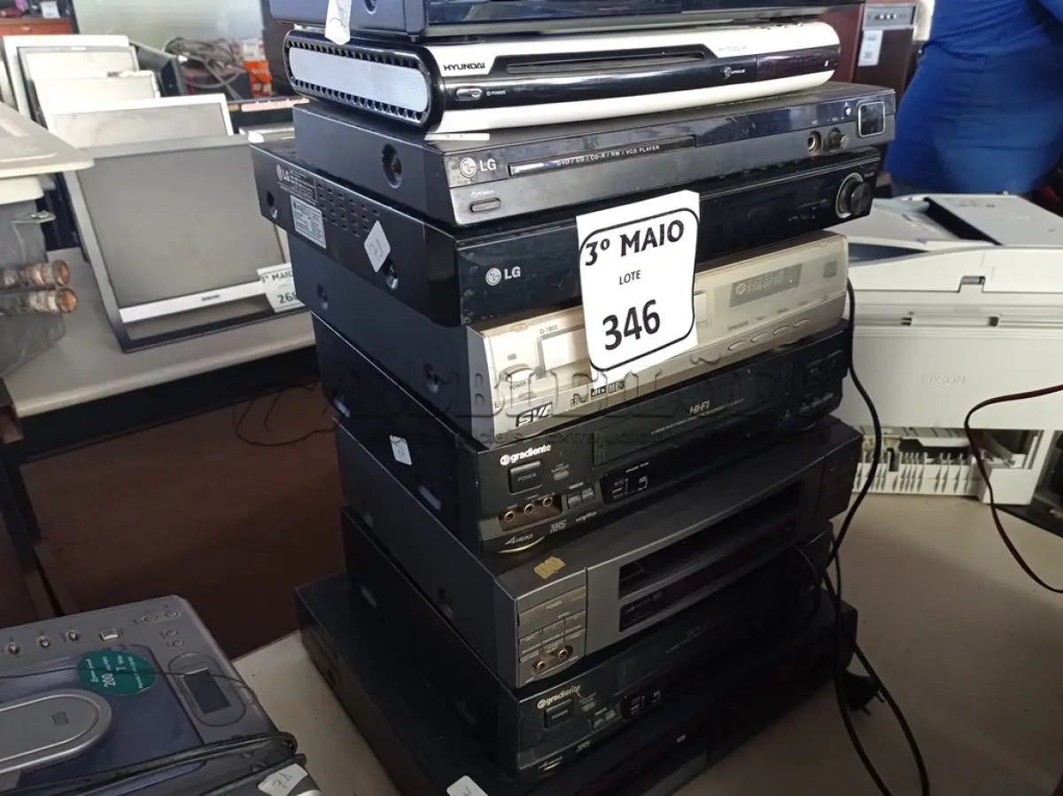 LOTE 346 - 04 VÍDEOS CASSETES E 05 DVD’S MARCAS E MODELOS DIVERSOS. (NO ESTADO) ATENÇÃO! FAZER A VISITAÇÃO ANTES DE ARREMATAR, NÃO SABEMOS SE FUNCIONA. LEILÃO NÃO TEM GARANTIA E NEM DEVOLUÇÃO, SUJEITO A POSSÍVEIS AVARIAS VISÍVEIS/OCULTAS E/OU AUSÊNCIA DE COMPONENTES.