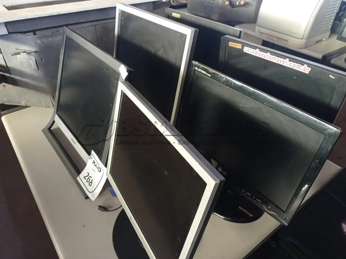 LOTE 268 - 06 MONITORES LCD MARCAS E MODELOS DIVERSOS COM AVARIAS. (NO ESTADO) ATENÇÃO! FAZER A VISITAÇÃO ANTES DE ARREMATAR, NÃO SABEMOS SE FUNCIONA. LEILÃO NÃO TEM GARANTIA E NEM DEVOLUÇÃO, SUJEITO A POSSÍVEIS AVARIAS VISÍVEIS/OCULTAS E/OU AUSÊNCIA DE COMPONENTES.