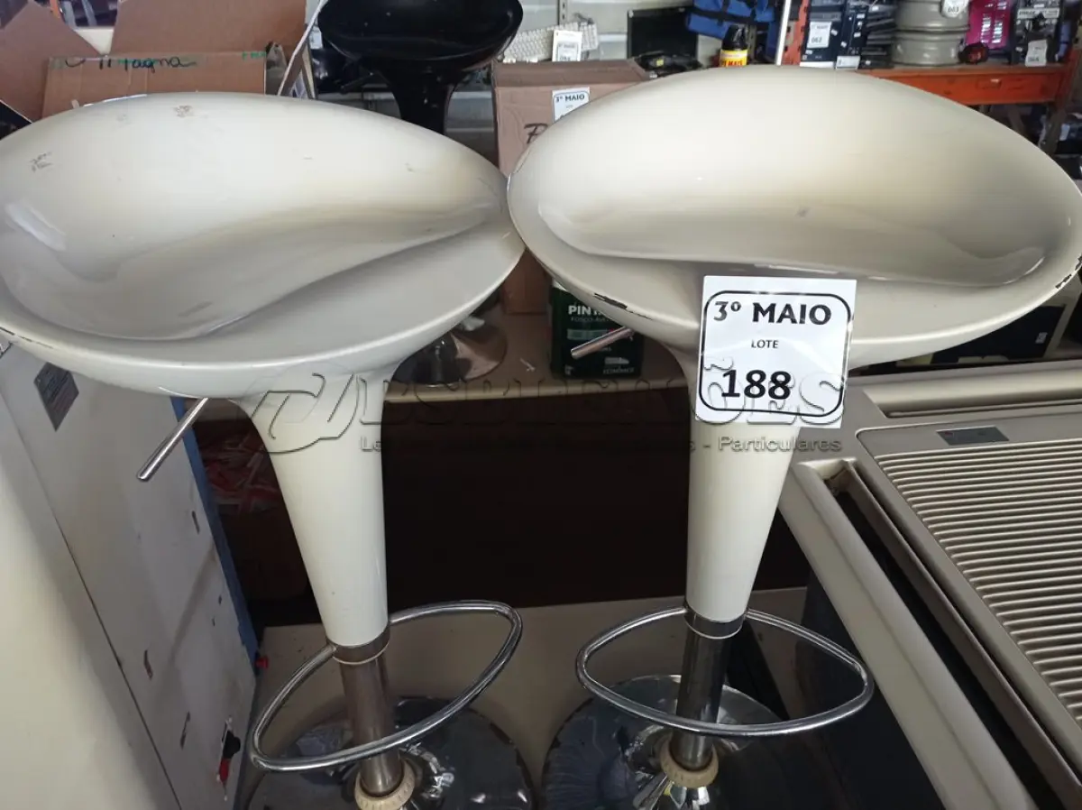 LOTE 188 - 02 BANQUETAS. (NO ESTADO) ATENÇÃO! FAZER A VISITAÇÃO ANTES DE ARREMATAR, NÃO SABEMOS SE FUNCIONA. LEILÃO NÃO TEM GARANTIA E NEM DEVOLUÇÃO, SUJEITO A POSSÍVEIS AVARIAS VISÍVEIS/OCULTAS E/OU AUSÊNCIA DE COMPONENTES.