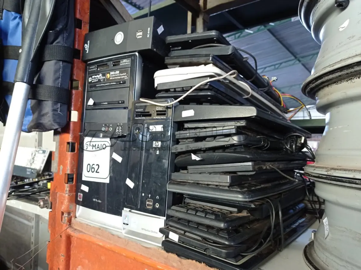LOTE 062 - 03 CPU’S MARCAS E MODELOS DIVERSOS, VÁRIOS TECLADOS E ELETRÔNICOS DIVERSOS. (NO ESTADO) ATENÇÃO! FAZER A VISITAÇÃO ANTES DE ARREMATAR, NÃO SABEMOS SE FUNCIONA. LEILÃO NÃO TEM GARANTIA E NEM DEVOLUÇÃO, SUJEITO A POSSÍVEIS AVARIAS VISÍVEIS/OCULTAS E/OU AUSÊNCIA DE COMPONENTES.