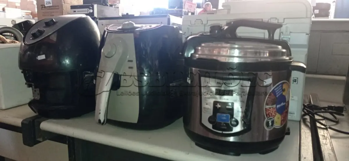 LOTE 163 - 02 AIRFRYER E 01 PANELA DE PRESSÃO ELÉTRICA 5L MARCAS E MODELOS DIVERSOS COM AVARIAS. (NO ESTADO) ATENÇÃO! FAZER A VISITAÇÃO ANTES DE ARREMATAR, NÃO SABEMOS SE FUNCIONA. LEILÃO NÃO TEM GARANTIA E NEM DEVOLUÇÃO, SUJEITO A POSSÍVEIS AVARIAS VISÍVEIS/OCULTAS E/OU AUSÊNCIA DE COMPONENTES.