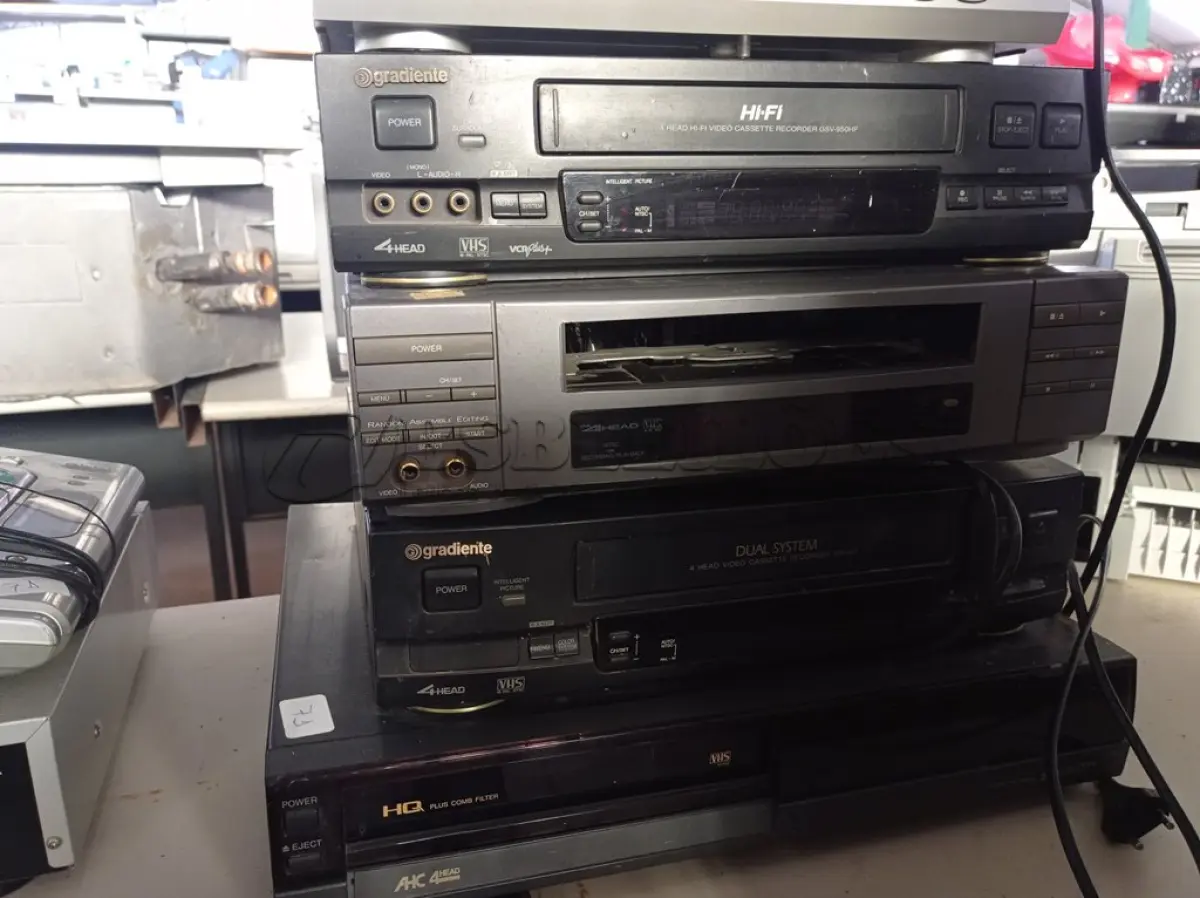 LOTE 346 - 04 VÍDEOS CASSETES E 05 DVD’S MARCAS E MODELOS DIVERSOS. (NO ESTADO) ATENÇÃO! FAZER A VISITAÇÃO ANTES DE ARREMATAR, NÃO SABEMOS SE FUNCIONA. LEILÃO NÃO TEM GARANTIA E NEM DEVOLUÇÃO, SUJEITO A POSSÍVEIS AVARIAS VISÍVEIS/OCULTAS E/OU AUSÊNCIA DE COMPONENTES.