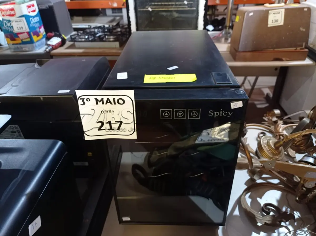 LOTE 217 - 01 ADEGA 16L SPICY 220V. (NO ESTADO) ATENÇÃO! FAZER A VISITAÇÃO ANTES DE ARREMATAR, NÃO SABEMOS SE FUNCIONA. LEILÃO NÃO TEM GARANTIA E NEM DEVOLUÇÃO, SUJEITO A POSSÍVEIS AVARIAS VISÍVEIS/OCULTAS E/OU AUSÊNCIA DE COMPONENTES.