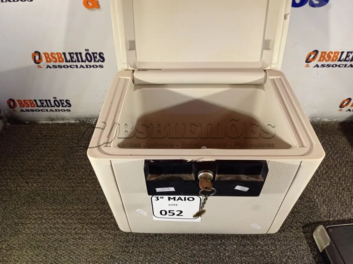 LOTE 052 - 01 COFRE A PROVA DE FOGO MODELO 1170 MARCA SENTRY. (NO ESTADO) ATENÇÃO! FAZER A VISITAÇÃO ANTES DE ARREMATAR, NÃO SABEMOS SE FUNCIONA. LEILÃO NÃO TEM GARANTIA E NEM DEVOLUÇÃO, SUJEITO A POSSÍVEIS AVARIAS VISÍVEIS/OCULTAS E/OU AUSÊNCIA DE COMPONENTES.