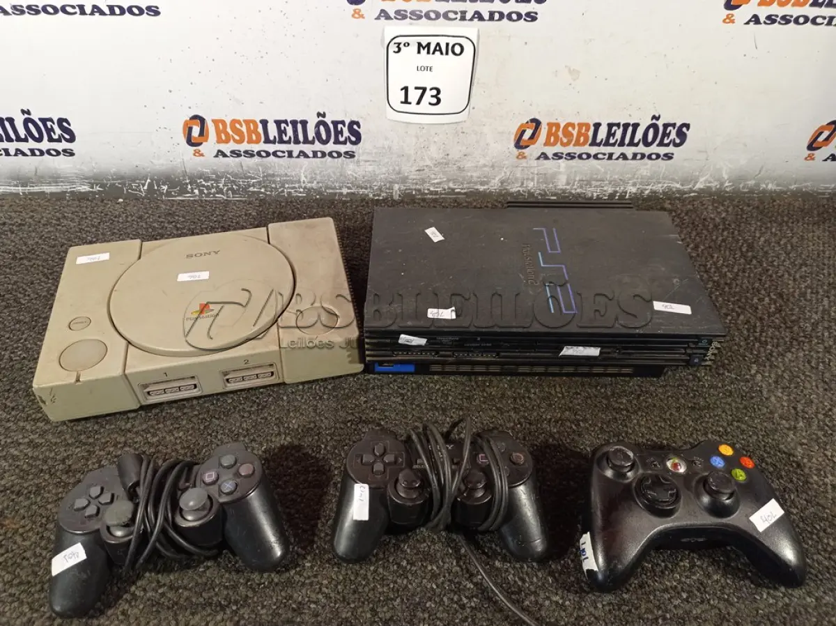 LOTE 173 - 01 PS2 E 01 OS COM 03 CONTROLES. (NO ESTADO) ATENÇÃO! FAZER A VISITAÇÃO ANTES DE ARREMATAR, NÃO SABEMOS SE FUNCIONA. LEILÃO NÃO TEM GARANTIA E NEM DEVOLUÇÃO, SUJEITO A POSSÍVEIS AVARIAS VISÍVEIS/OCULTAS E/OU AUSÊNCIA DE COMPONENTES.