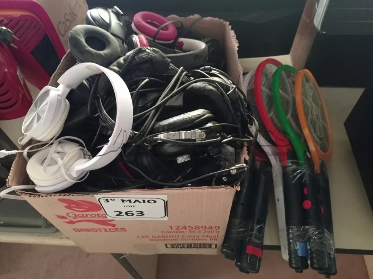 LOTE 263 - 01 LOTE COM 08 RAQUETES RECARREGÁVEIS E FONES DE OUVIDOS DIVERSOS. (NO ESTADO) ATENÇÃO! FAZER A VISITAÇÃO ANTES DE ARREMATAR, NÃO SABEMOS SE FUNCIONA. LEILÃO NÃO TEM GARANTIA E NEM DEVOLUÇÃO, SUJEITO A POSSÍVEIS AVARIAS VISÍVEIS/OCULTAS E/OU AUSÊNCIA DE COMPONENTES.