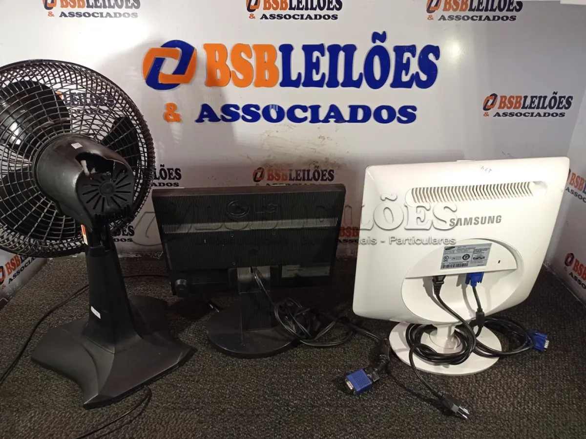 LOTE 323 - 02 MONITORES LCD E 01 VENTILADOR COM AVARIAS. (NO ESTADO) ATENÇÃO! FAZER A VISITAÇÃO ANTES DE ARREMATAR, NÃO SABEMOS SE FUNCIONA. LEILÃO NÃO TEM GARANTIA E NEM DEVOLUÇÃO, SUJEITO A POSSÍVEIS AVARIAS VISÍVEIS/OCULTAS E/OU AUSÊNCIA DE COMPONENTES.