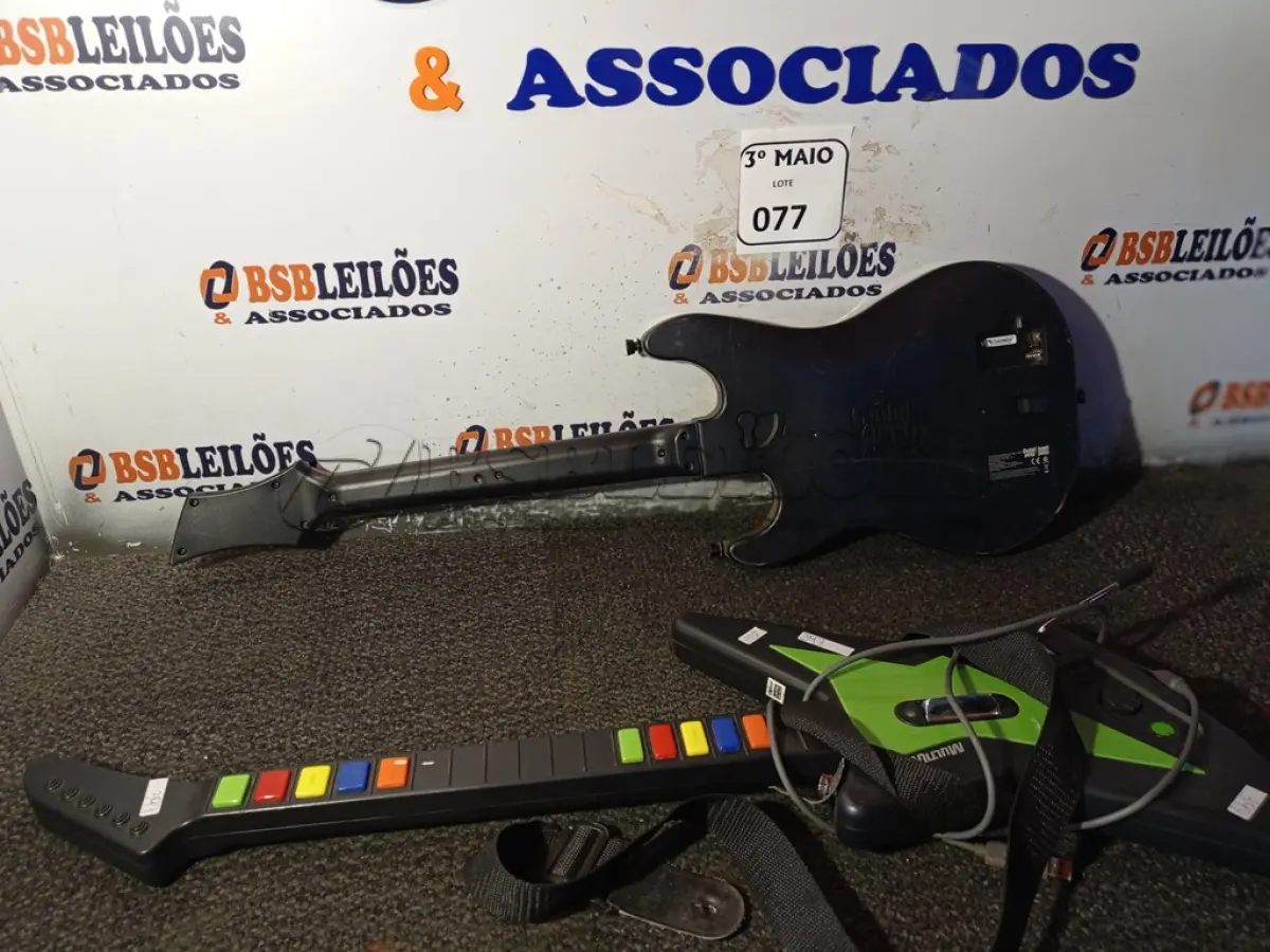 LOTE 077 - 02 GUITARRAS GAMER. (NO ESTADO) ATENÇÃO! FAZER A VISITAÇÃO ANTES DE ARREMATAR, NÃO SABEMOS SE FUNCIONA. LEILÃO NÃO TEM GARANTIA E NEM DEVOLUÇÃO, SUJEITO A POSSÍVEIS AVARIAS VISÍVEIS/OCULTAS E/OU AUSÊNCIA DE COMPONENTES.