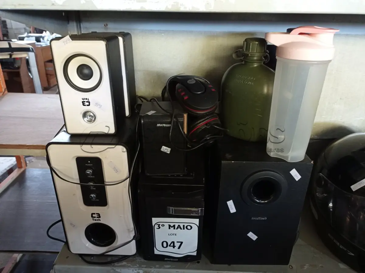 LOTE 047 - 01 LOTE COM VÁRIAS CAIXAS DE SOM MARCAS E MODELOS DIVERSOS, 01 FONE DE OUVIDO E 03 GARRAFINHAS. (NO ESTADO) ATENÇÃO! FAZER A VISITAÇÃO ANTES DE ARREMATAR, NÃO SABEMOS SE FUNCIONA. LEILÃO NÃO TEM GARANTIA E NEM DEVOLUÇÃO, SUJEITO A POSSÍVEIS AVARIAS VISÍVEIS/OCULTAS E/OU AUSÊNCIA DE COMPONENTES.