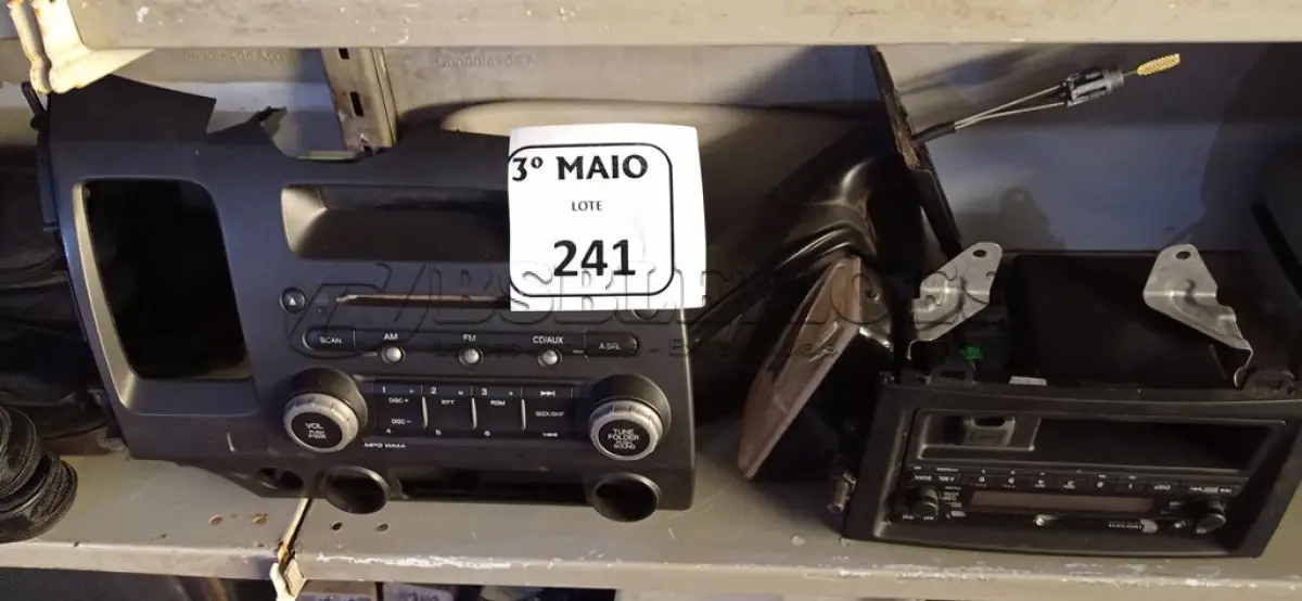 LOTE 241 - 01 LOTE COM DIVERSOS ACESSÓRIOS PARA VEÍCULOS E 02 APARELHOS DE SOM AUTOMOTIVO HONDA. (NO ESTADO) ATENÇÃO! FAZER A VISITAÇÃO ANTES DE ARREMATAR, NÃO SABEMOS SE FUNCIONA. LEILÃO NÃO TEM GARANTIA E NEM DEVOLUÇÃO, SUJEITO A POSSÍVEIS AVARIAS VISÍVEIS/OCULTAS E/OU AUSÊNCIA DE COMPONENTES.