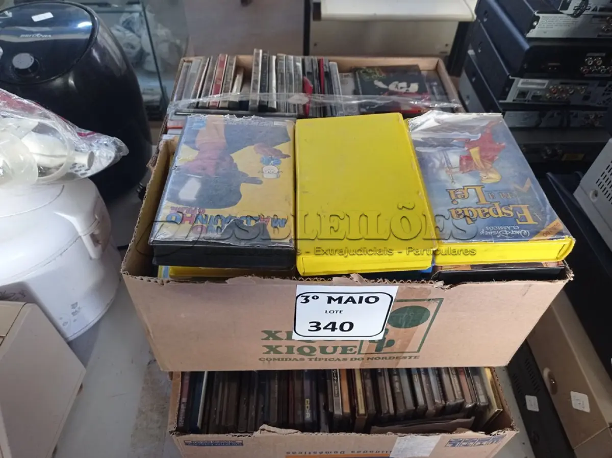 LOTE 340 - 01 LOTE COM CD’S, FITAS CASSETES E DVD’S. (NO ESTADO) ATENÇÃO! FAZER A VISITAÇÃO ANTES DE ARREMATAR, NÃO SABEMOS SE FUNCIONA. LEILÃO NÃO TEM GARANTIA E NEM DEVOLUÇÃO, SUJEITO A POSSÍVEIS AVARIAS VISÍVEIS/OCULTAS E/OU AUSÊNCIA DE COMPONENTES.