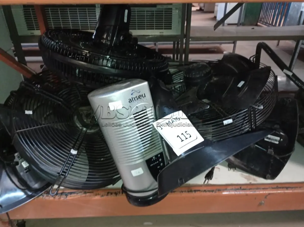 LOTE 115 - 01 LOTE COM VENTILADORES PARA RETIRADA DE PEÇAS. (NO ESTADO) ATENÇÃO! FAZER A VISITAÇÃO ANTES DE ARREMATAR, NÃO SABEMOS SE FUNCIONA. LEILÃO NÃO TEM GARANTIA E NEM DEVOLUÇÃO, SUJEITO A POSSÍVEIS AVARIAS VISÍVEIS/OCULTAS E/OU AUSÊNCIA DE COMPONENTES.