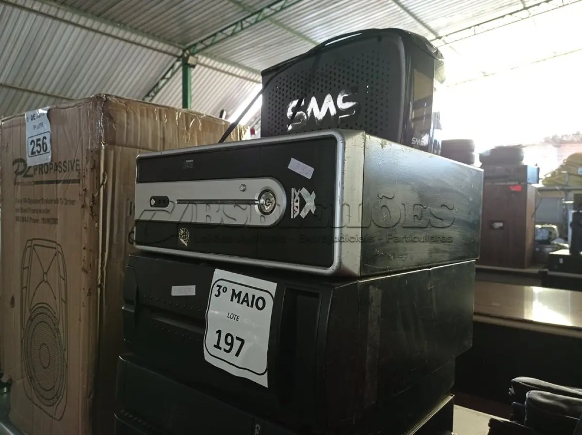 LOTE 197 - 04 CPU’S E 01 ESTABILIZADOR. (NO ESTADO) ATENÇÃO! FAZER A VISITAÇÃO ANTES DE ARREMATAR, NÃO SABEMOS SE FUNCIONA. LEILÃO NÃO TEM GARANTIA E NEM DEVOLUÇÃO, SUJEITO A POSSÍVEIS AVARIAS VISÍVEIS/OCULTAS E/OU AUSÊNCIA DE COMPONENTES.