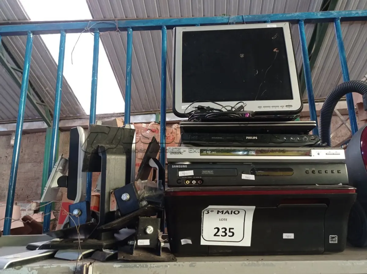 LOTE 235 - 01 IMPRESSORA, 03 DVD’S, 01 MONITOR, 01 NOTBOOK E DIVERSOS PARA RETIRADA DE PEÇAS. (NO ESTADO) ATENÇÃO! FAZER A VISITAÇÃO ANTES DE ARREMATAR, NÃO SABEMOS SE FUNCIONA. LEILÃO NÃO TEM GARANTIA E NEM DEVOLUÇÃO, SUJEITO A POSSÍVEIS AVARIAS VISÍVEIS/OCULTAS E/OU AUSÊNCIA DE COMPONENTES.