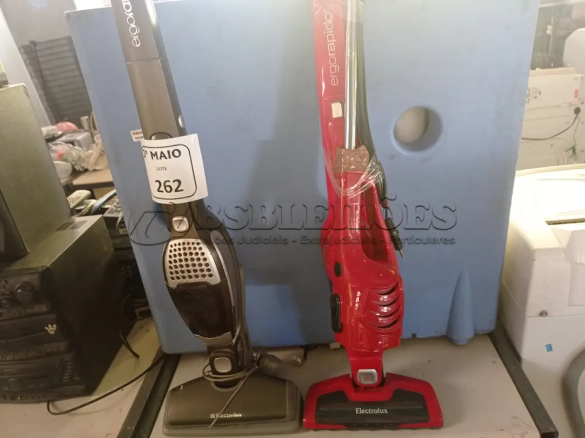 LOTE 262 - 03 ASPIRADORES DE PÓ, SENDO 01 INCOMPLETO. (NO ESTADO) ATENÇÃO! FAZER A VISITAÇÃO ANTES DE ARREMATAR, NÃO SABEMOS SE FUNCIONA. LEILÃO NÃO TEM GARANTIA E NEM DEVOLUÇÃO, SUJEITO A POSSÍVEIS AVARIAS VISÍVEIS/OCULTAS E/OU AUSÊNCIA DE COMPONENTES.