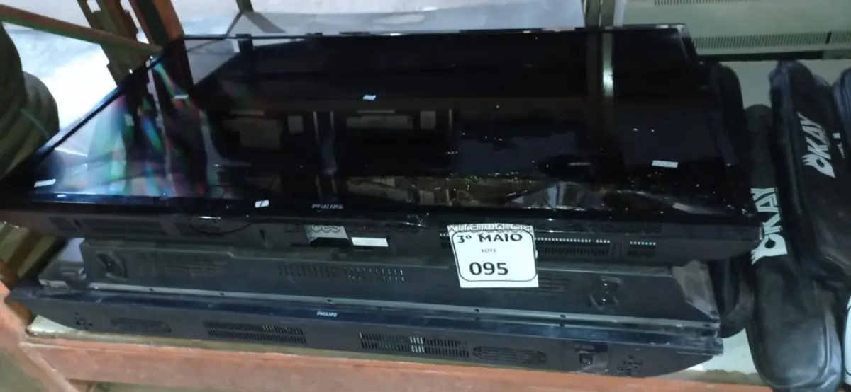LOTE 095 - 03 TV’S PARA RETIRADA DE PEÇAS. (NO ESTADO) ATENÇÃO! FAZER A VISITAÇÃO ANTES DE ARREMATAR, NÃO SABEMOS SE FUNCIONA. LEILÃO NÃO TEM GARANTIA E NEM DEVOLUÇÃO, SUJEITO A POSSÍVEIS AVARIAS VISÍVEIS/OCULTAS E/OU AUSÊNCIA DE COMPONENTES.