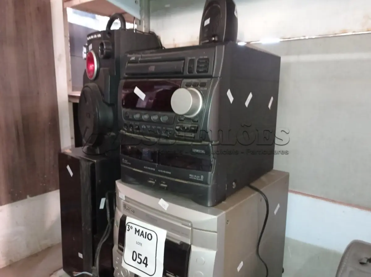 LOTE 054 - 02 APARELHOS DE SOM E VÁRIAS CAIXINHAS MARCAS E MODELOS DIVERSOS. (NO ESTADO) ATENÇÃO! FAZER A VISITAÇÃO ANTES DE ARREMATAR, NÃO SABEMOS SE FUNCIONA. LEILÃO NÃO TEM GARANTIA E NEM DEVOLUÇÃO, SUJEITO A POSSÍVEIS AVARIAS VISÍVEIS/OCULTAS E/OU AUSÊNCIA DE COMPONENTES.