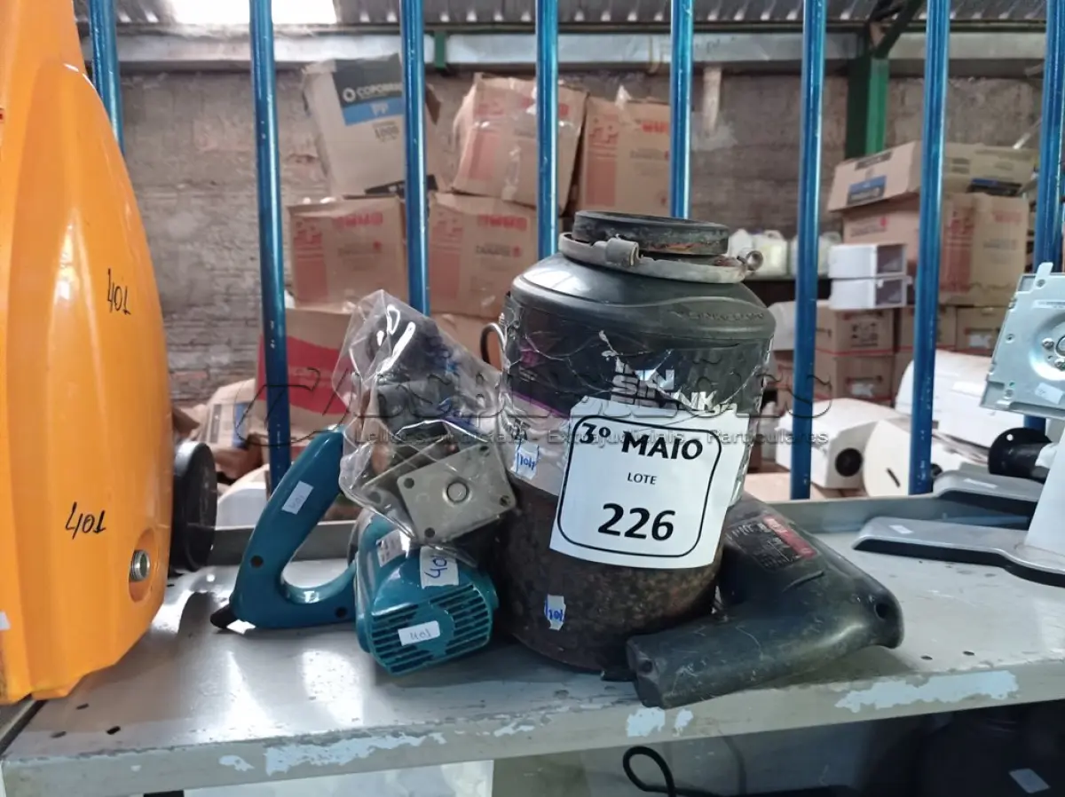 LOTE 226 - 01 MAKITA, 01 FURADEIRA, 01 PACOTE COM RODINHAS E 01 TRITURADOR DE LEGUMES. (NO ESTADO) ATENÇÃO! FAZER A VISITAÇÃO ANTES DE ARREMATAR, NÃO SABEMOS SE FUNCIONA. LEILÃO NÃO TEM GARANTIA E NEM DEVOLUÇÃO, SUJEITO A POSSÍVEIS AVARIAS VISÍVEIS/OCULTAS E/OU AUSÊNCIA DE COMPONENTES.