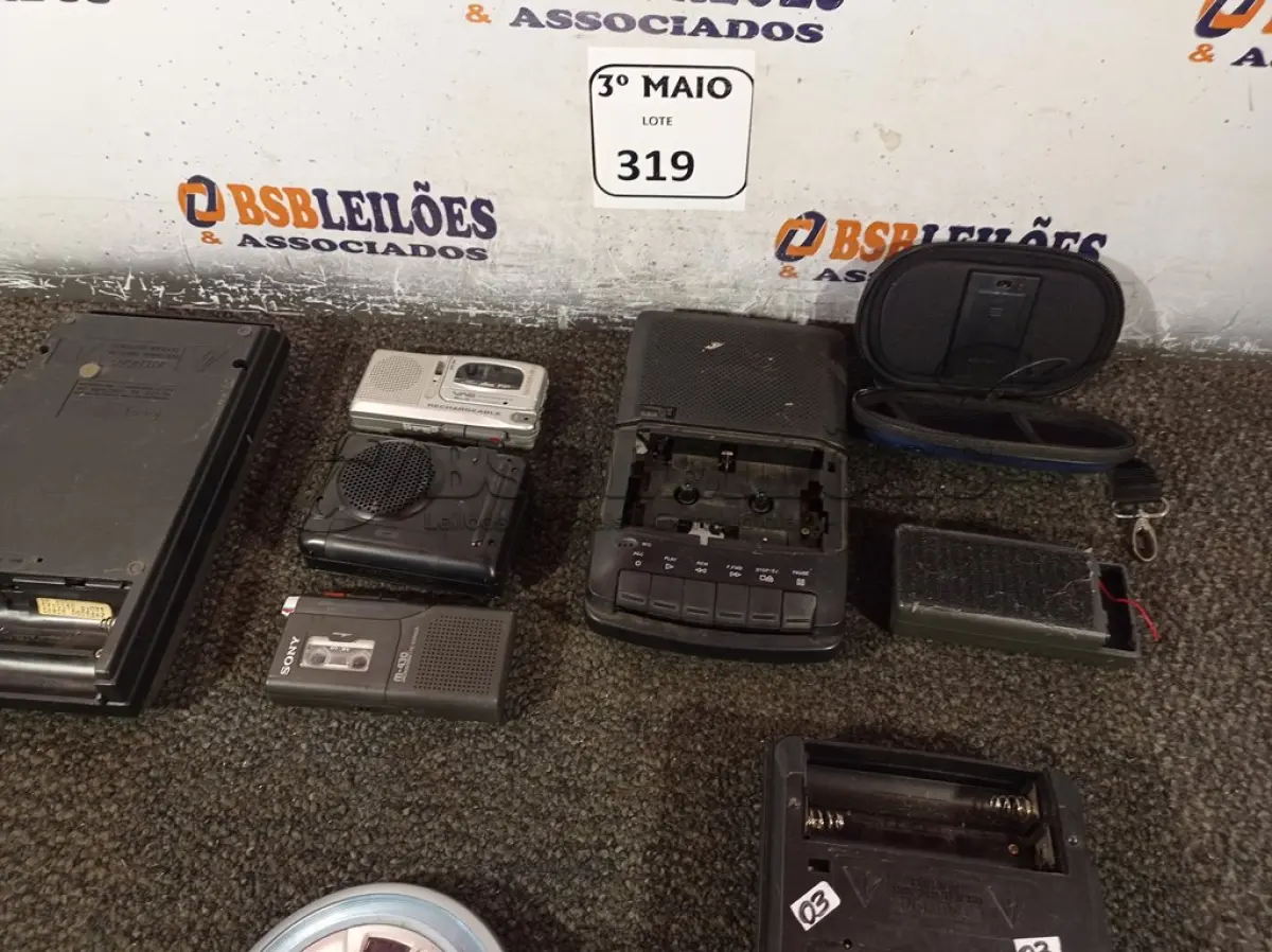 LOTE 319 - 03 TOCA FITAS E DIVERSOS ELETRÔNICOS. (NO ESTADO) ATENÇÃO! FAZER A VISITAÇÃO ANTES DE ARREMATAR, NÃO SABEMOS SE FUNCIONA. LEILÃO NÃO TEM GARANTIA E NEM DEVOLUÇÃO, SUJEITO A POSSÍVEIS AVARIAS VISÍVEIS/OCULTAS E/OU AUSÊNCIA DE COMPONENTES.