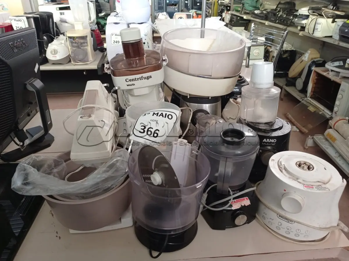 LOTE 366 - 01 LOTE COM ITENS DOMÉSTICOS PARA COZINHA. (NO ESTADO) ATENÇÃO! FAZER A VISITAÇÃO ANTES DE ARREMATAR, NÃO SABEMOS SE FUNCIONA. LEILÃO NÃO TEM GARANTIA E NEM DEVOLUÇÃO, SUJEITO A POSSÍVEIS AVARIAS VISÍVEIS/OCULTAS E/OU AUSÊNCIA DE COMPONENTES.