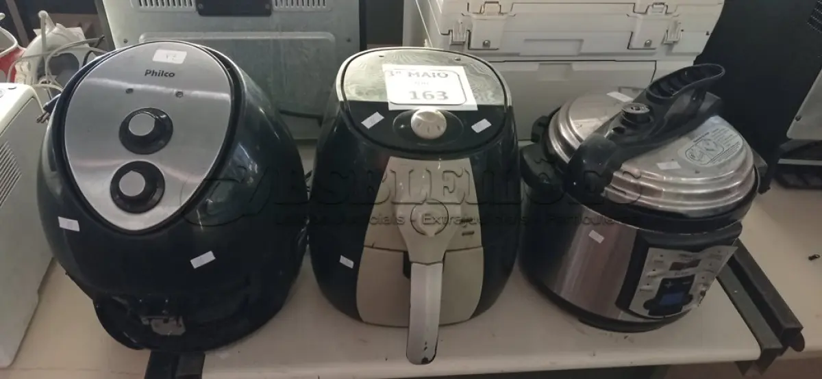 LOTE 163 - 02 AIRFRYER E 01 PANELA DE PRESSÃO ELÉTRICA 5L MARCAS E MODELOS DIVERSOS COM AVARIAS. (NO ESTADO) ATENÇÃO! FAZER A VISITAÇÃO ANTES DE ARREMATAR, NÃO SABEMOS SE FUNCIONA. LEILÃO NÃO TEM GARANTIA E NEM DEVOLUÇÃO, SUJEITO A POSSÍVEIS AVARIAS VISÍVEIS/OCULTAS E/OU AUSÊNCIA DE COMPONENTES.