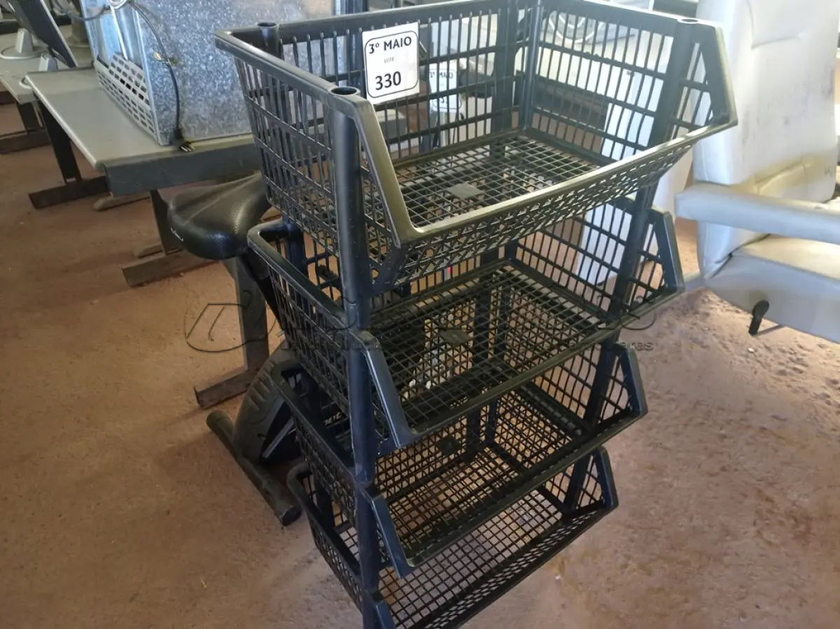 LOTE 330 - 04 GÔNDOLAS DE PLÁSTICO. (NO ESTADO) ATENÇÃO! FAZER A VISITAÇÃO ANTES DE ARREMATAR, NÃO SABEMOS SE FUNCIONA. LEILÃO NÃO TEM GARANTIA E NEM DEVOLUÇÃO, SUJEITO A POSSÍVEIS AVARIAS VISÍVEIS/OCULTAS E/OU AUSÊNCIA DE COMPONENTES.
