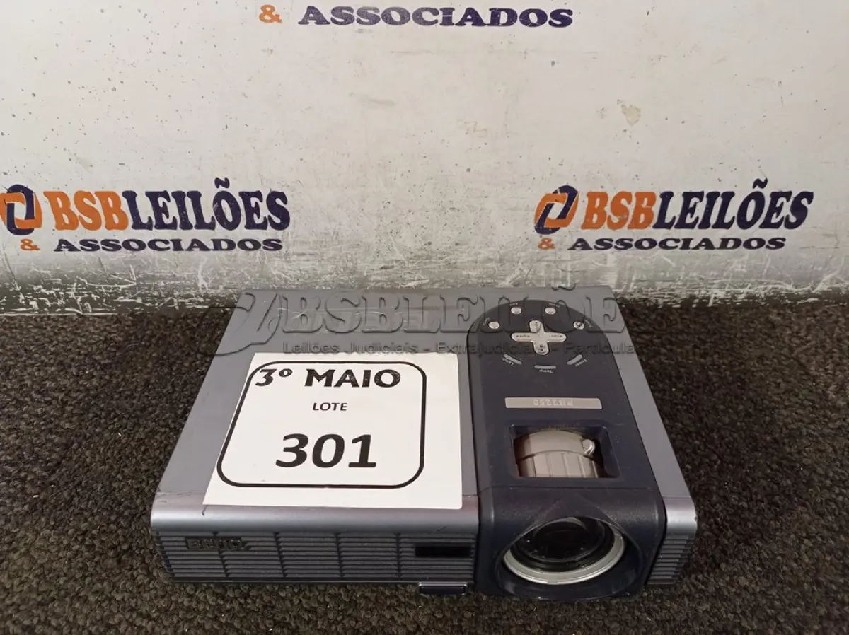 LOTE 301 - 01 PROJETOR MARCA BENQ. (NO ESTADO) ATENÇÃO! FAZER A VISITAÇÃO ANTES DE ARREMATAR, NÃO SABEMOS SE FUNCIONA. LEILÃO NÃO TEM GARANTIA E NEM DEVOLUÇÃO, SUJEITO A POSSÍVEIS AVARIAS VISÍVEIS/OCULTAS E/OU AUSÊNCIA DE COMPONENTES.