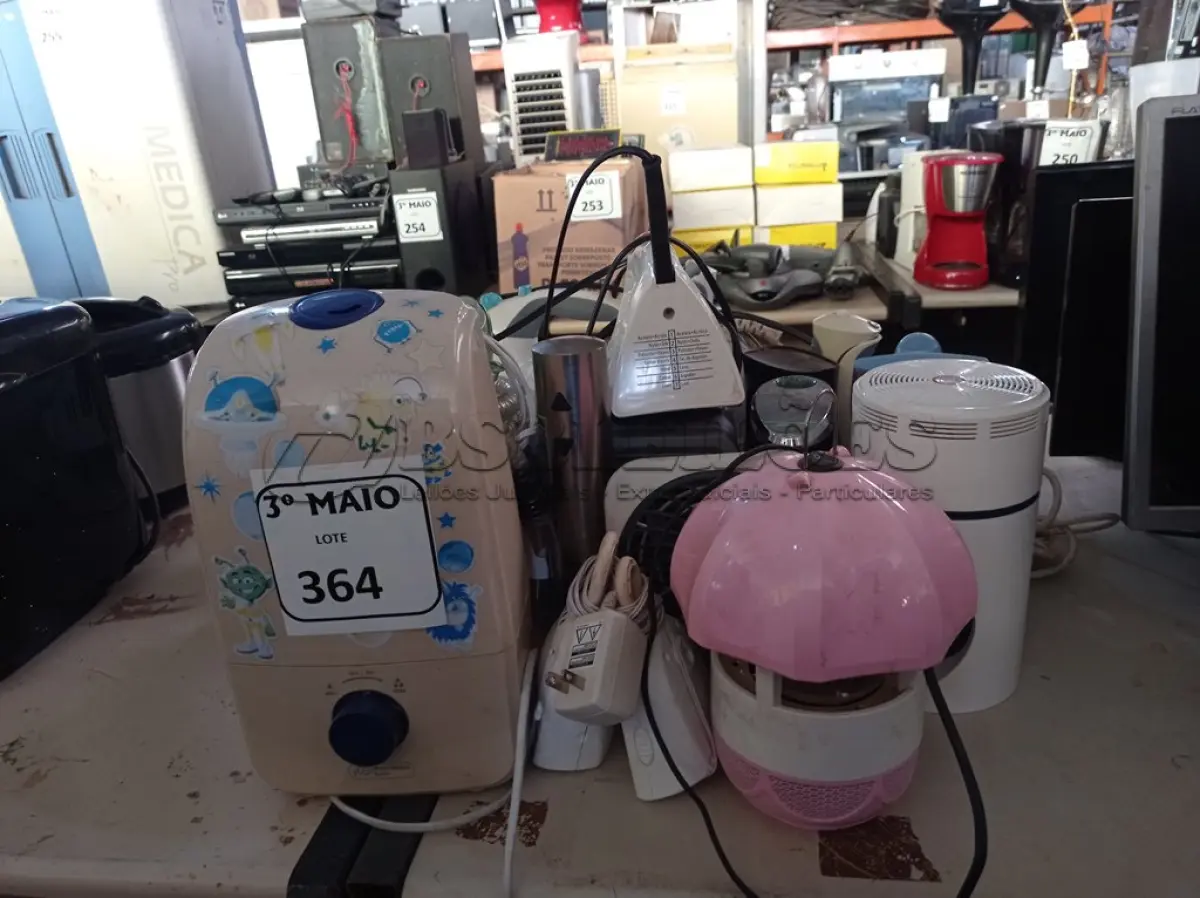LOTE 364 - 01 LOTE COM DIVERSOS ITENS DOMÉSTICOS. (NO ESTADO) ATENÇÃO! FAZER A VISITAÇÃO ANTES DE ARREMATAR, NÃO SABEMOS SE FUNCIONA. LEILÃO NÃO TEM GARANTIA E NEM DEVOLUÇÃO, SUJEITO A POSSÍVEIS AVARIAS VISÍVEIS/OCULTAS E/OU AUSÊNCIA DE COMPONENTES.