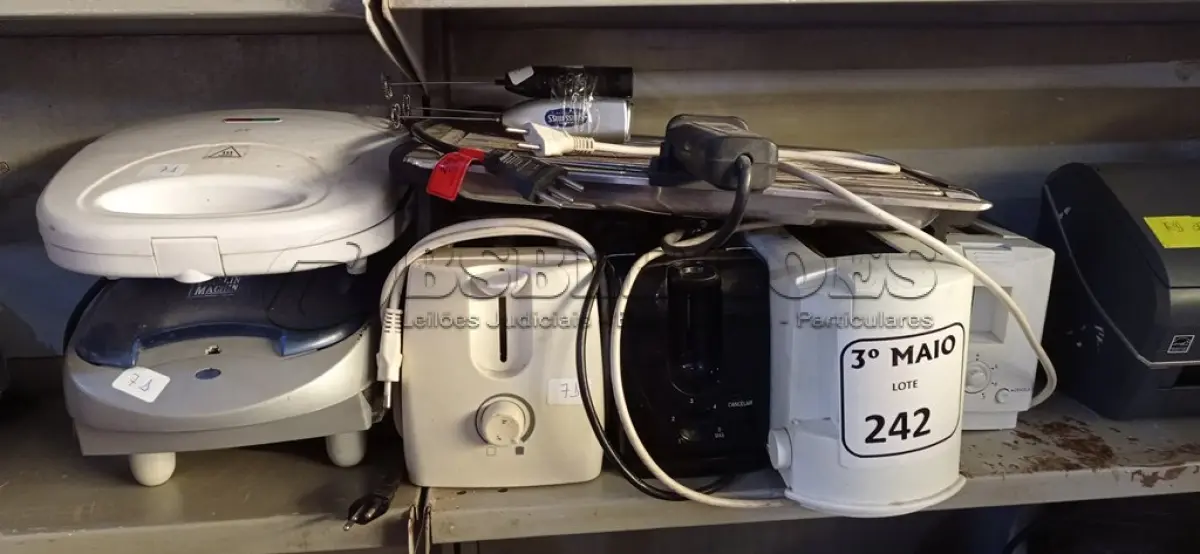 LOTE 242 - 04 TORRADEIRAS ELÉTRICAS, 01 CHURRASQUEIRA E 02 SANDUICHEIRAS COM AVARIAS. (NO ESTADO) ATENÇÃO! FAZER A VISITAÇÃO ANTES DE ARREMATAR, NÃO SABEMOS SE FUNCIONA. LEILÃO NÃO TEM GARANTIA E NEM DEVOLUÇÃO, SUJEITO A POSSÍVEIS AVARIAS VISÍVEIS/OCULTAS E/OU AUSÊNCIA DE COMPONENTES.