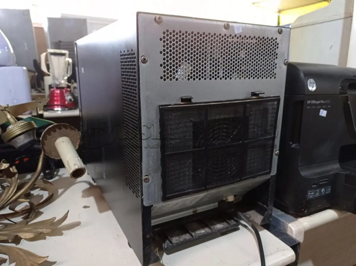 LOTE 217 - 01 ADEGA 16L SPICY 220V. (NO ESTADO) ATENÇÃO! FAZER A VISITAÇÃO ANTES DE ARREMATAR, NÃO SABEMOS SE FUNCIONA. LEILÃO NÃO TEM GARANTIA E NEM DEVOLUÇÃO, SUJEITO A POSSÍVEIS AVARIAS VISÍVEIS/OCULTAS E/OU AUSÊNCIA DE COMPONENTES.