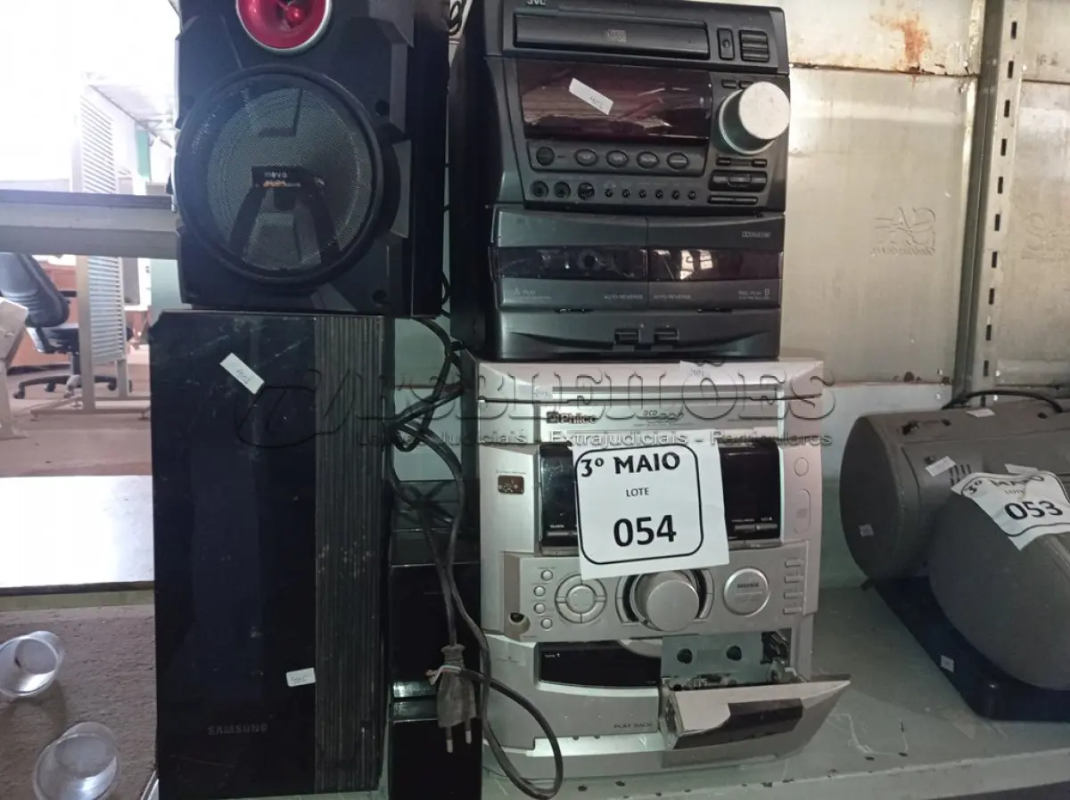 LOTE 054 - 02 APARELHOS DE SOM E VÁRIAS CAIXINHAS MARCAS E MODELOS DIVERSOS. (NO ESTADO) ATENÇÃO! FAZER A VISITAÇÃO ANTES DE ARREMATAR, NÃO SABEMOS SE FUNCIONA. LEILÃO NÃO TEM GARANTIA E NEM DEVOLUÇÃO, SUJEITO A POSSÍVEIS AVARIAS VISÍVEIS/OCULTAS E/OU AUSÊNCIA DE COMPONENTES.