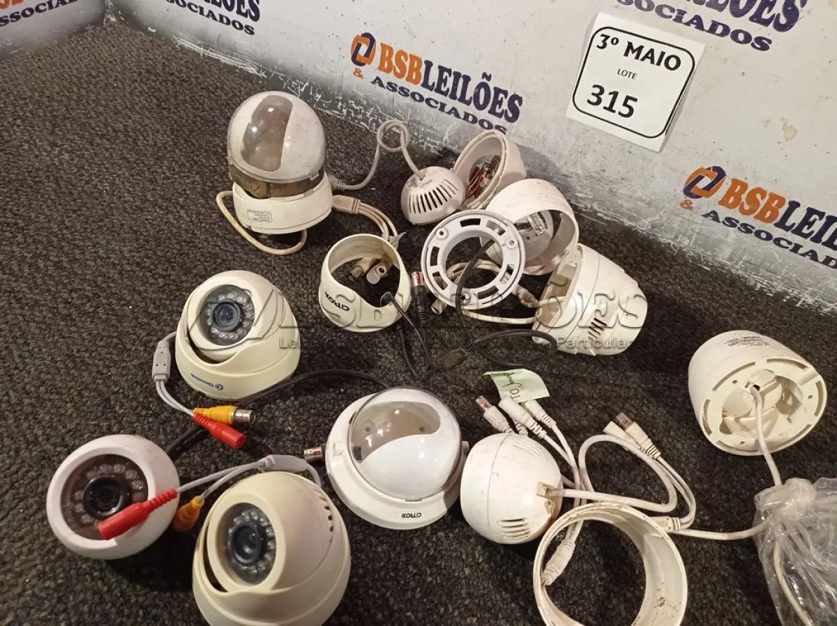 LOTE 315 - 01 LOTE COM VÁRIAS CÂMERAS DE SEGURANÇA. (NO ESTADO) ATENÇÃO! FAZER A VISITAÇÃO ANTES DE ARREMATAR, NÃO SABEMOS SE FUNCIONA. LEILÃO NÃO TEM GARANTIA E NEM DEVOLUÇÃO, SUJEITO A POSSÍVEIS AVARIAS VISÍVEIS/OCULTAS E/OU AUSÊNCIA DE COMPONENTES.