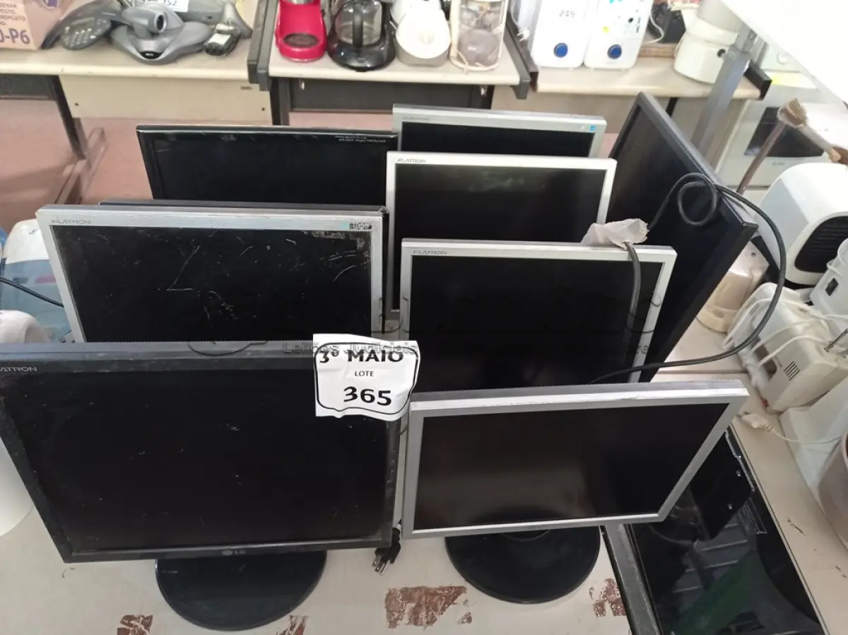 LOTE 365 - 09 MONITORES LCD MARCAS E MODELOS DIVERSOS. (NO ESTADO) ATENÇÃO! FAZER A VISITAÇÃO ANTES DE ARREMATAR, NÃO SABEMOS SE FUNCIONA. LEILÃO NÃO TEM GARANTIA E NEM DEVOLUÇÃO, SUJEITO A POSSÍVEIS AVARIAS VISÍVEIS/OCULTAS E/OU AUSÊNCIA DE COMPONENTES.