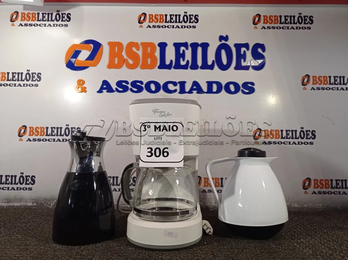 LOTE 306 - 03 GARRAFAS DE CAFÉ SENDO 01 ELÉTRICA. (NO ESTADO) ATENÇÃO! FAZER A VISITAÇÃO ANTES DE ARREMATAR, NÃO SABEMOS SE FUNCIONA. LEILÃO NÃO TEM GARANTIA E NEM DEVOLUÇÃO, SUJEITO A POSSÍVEIS AVARIAS VISÍVEIS/OCULTAS E/OU AUSÊNCIA DE COMPONENTES.