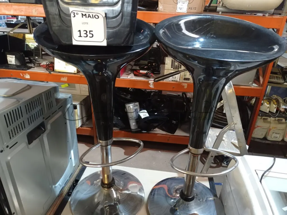 LOTE 135 - 04 BANCOS DE PLÁSTICO E 02 BANQUETAS. (NO ESTADO) ATENÇÃO! FAZER A VISITAÇÃO ANTES DE ARREMATAR, NÃO SABEMOS SE FUNCIONA. LEILÃO NÃO TEM GARANTIA E NEM DEVOLUÇÃO, SUJEITO A POSSÍVEIS AVARIAS VISÍVEIS/OCULTAS E/OU AUSÊNCIA DE COMPONENTES.