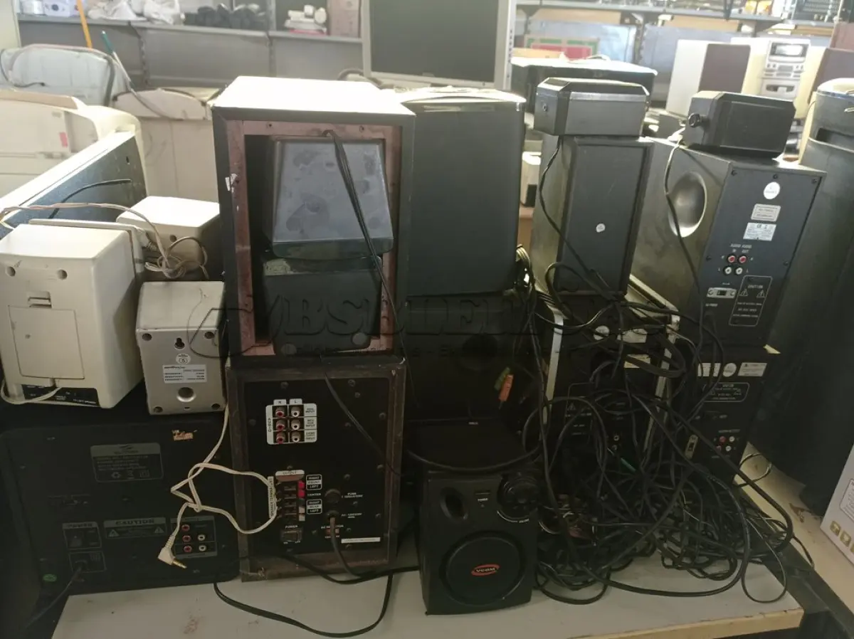 LOTE 259 - 01 LOTE COM VÁRIAS CAIXAS DE SOM. (NO ESTADO) ATENÇÃO! FAZER A VISITAÇÃO ANTES DE ARREMATAR, NÃO SABEMOS SE FUNCIONA. LEILÃO NÃO TEM GARANTIA E NEM DEVOLUÇÃO, SUJEITO A POSSÍVEIS AVARIAS VISÍVEIS/OCULTAS E/OU AUSÊNCIA DE COMPONENTES.